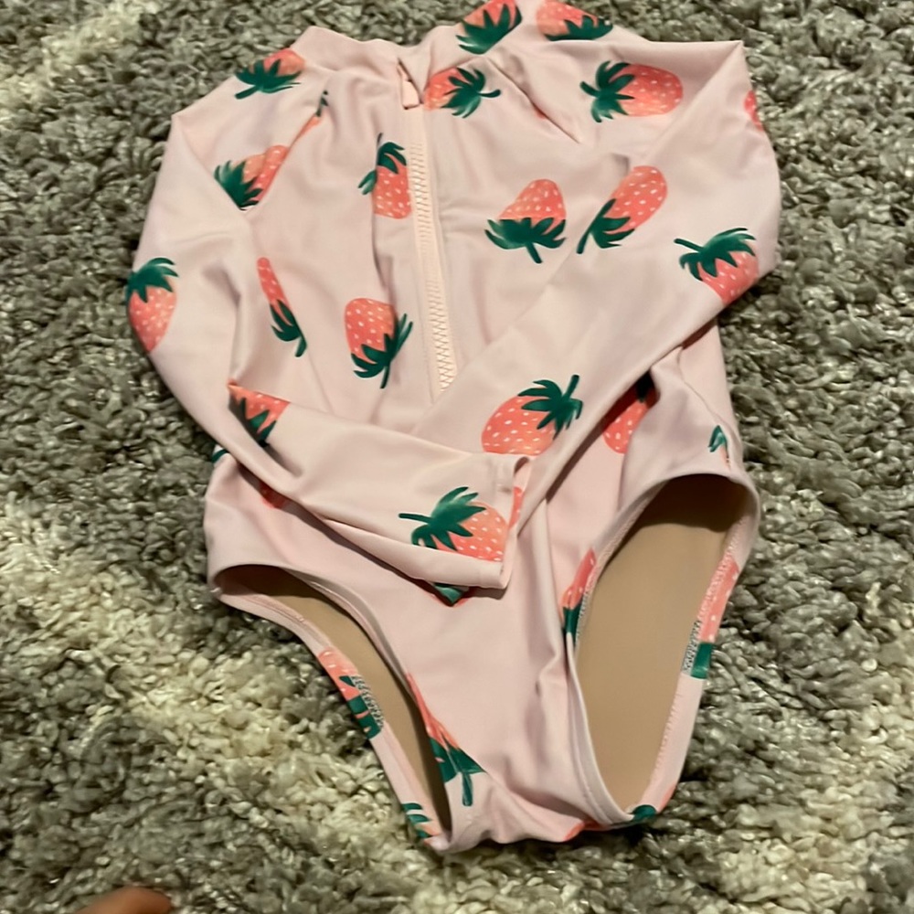 Rashgaurd one piece bathing suit worn few times and in great condition 4T